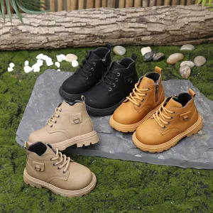 Premium leren martin laarzen voor kinderen in zwart, bruin en beige op bemoste rots