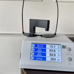 Detailansicht einer schwarzen Y2K futuristischen Sonnenbrille mit UV- und Blaulicht-Test.