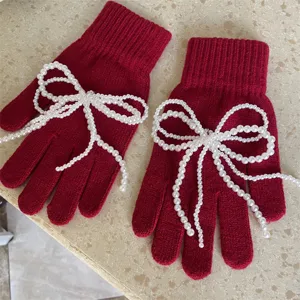 Rote Damen Strickhandschuhe mit eleganter Perlen Schleife, kuschelig warme Winter Mode.