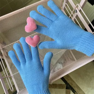 Blaue warme Strick Touchscreen Handschuhe mit rosa Herzdetails für stilvollen Winteralltag.