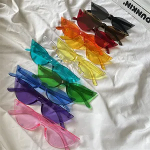 Detailaufnahme bunter, transluzenter Jelly-Cat-Eye-Sonnenbrillen im lebendigen Y2K-Party-Stil.