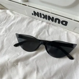 Nahaufnahme von schwarzen Katzenaugen Sonnenbrillen, Y2K Mode Punk Brillen Detailaufnahme.