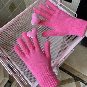Rosa Strick-Touchscreen-Handschuhe mit Herzen, warme Winter-Thermohandschuhe Detailansicht