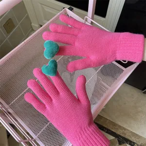 Rosa Strickhandschuhe mit süßen grünen Herz-Details, warme Touchscreen-Handschuhe für Damen.