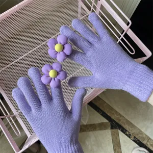 Strickhandschuhe mit 3D Blumen Detailansicht, lila warme Touchscreen Handschuhe für Damen.