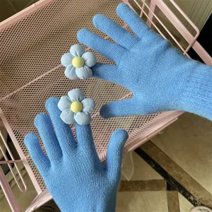 Schöne blaue Strick-Touchscreen-Handschuhe mit süßen 3D-Stoffblumen für warme Hände.