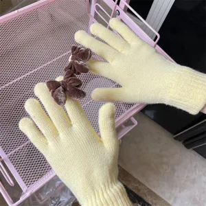 Niedliche Strick-Touchscreen-Handschuhe Detail, warme Winterhandschuhe mit Samtschleife.