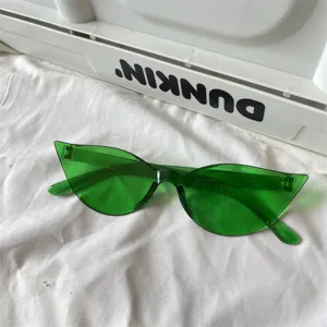 Nahaufnahme von grünen, transparenten Cateye Y2K Sonnenbrillen mit stylischem Punk-Rahmendetail.