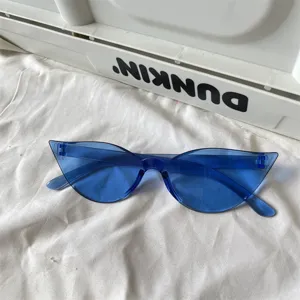Blaue transparente Gelee Katzenauge Sonnenbrille, futuristischer Y2K Punk Stil Party Brille.