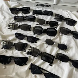 Modische Sonnenbrille mit Perlenanhänger im trendigen Cat-Eye- und Retro-Design.
