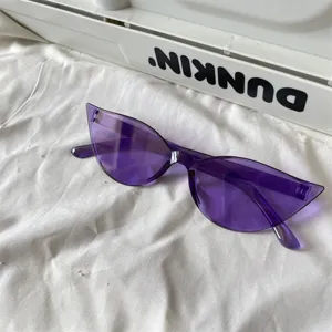 Moderne lila Y2K Cat-Eye Sonnenbrille mit transparenten Gelbframes für futuristische Partys.