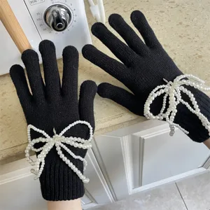 Schwarze Damen Strickhandschuhe mit eleganten Perlen Schleife, warme Winterkleidung.