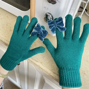 Dunkelgrüne Strickhandschuhe mit süßen blauen Samtschleifen und warmer Touchscreen Funktion.
