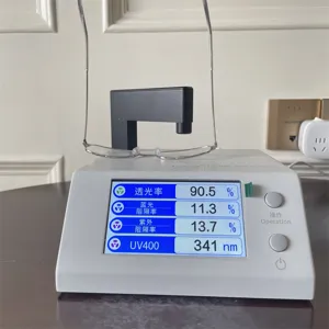 Detaillierte Nahaufnahme des silbernen Metallbrillengestells beim Blaulicht-Filtertest.