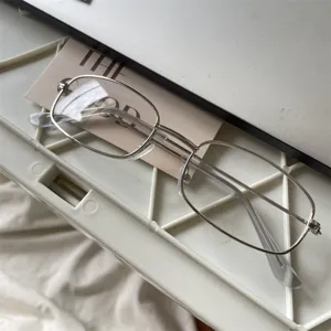 Detailaufnahme einer stilvollen silbernen Metallbrille im minimalistischen Design.