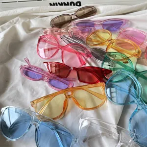 Bunte bonbonfarbene transparente Sonnenbrillen Set, modische trendige Brille für Damen.