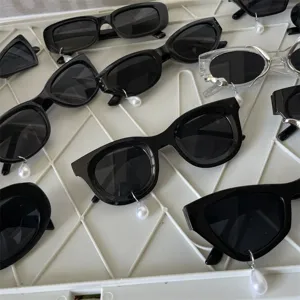 Trendige schwarze Sonnenbrille mit Perlenanhänger schicke Katzenaugen und eckige Gestelle unisex