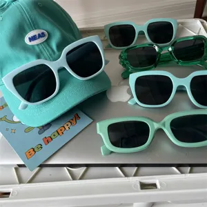 Modische quadratische blau-grüne Sonnenbrille mit Baseballkappe für den Sommer.