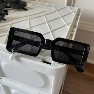 Trendige schwarze Sonnenbrille mit Perlenanhänger, einzigartiger schicker Stil für Mode.