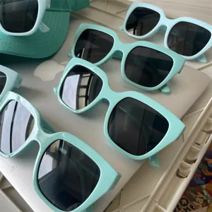 Modische mintgrüne quadratische Sonnenbrille für Damen, schicke Sommer Sonnenbrille.