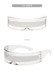 Detailansicht der futuristischen Schild-Sonnenbrille mit einteiligem, klarem Glas und weißem Gestell.