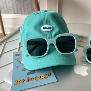 Koreanischer Stil quadratische türkise Sonnenbrille und Baseballkappe Set für Damen Mode.
