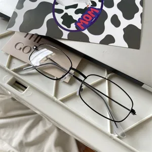 Stilvolle schwarze Brille mit dünnem Rahmen für den Alltag, leicht und vielseitig unisex.