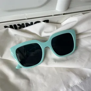 Schicke quadratische Sonnenbrille in Mintgrün mit dunklen Gläsern, modisch für Damen.