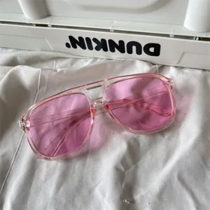 Modische Bonbonfarbene transparente Piloten-Sonnenbrille für Damen, rosa Farbverlauf.