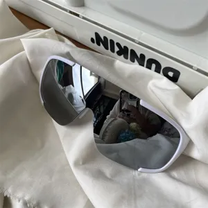 Große Schildsonnenbrille für Outdoor-Radsport und Bergsteigen mit silbernen verspiegelten Gläsern.