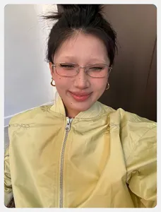 Nahaufnahme der stilvollen silbernen Metallbrillenfassung, getragen vom Model in Jacke.