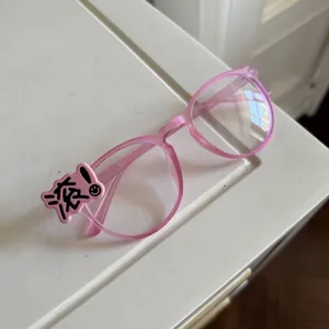 Rosa Y2K Stil dekorativer Brillenrahmen mit süßem Anhänger, cooler Look Detailansicht.