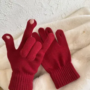 Nahaufnahme von roten Strick-Touchscreen-Handschuhen, winterwarme fingerlose Wollhandschuhe Stil.