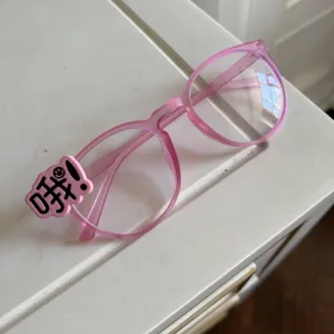 Y2K rosa Brillengestell mit süßem Buchstaben-Anhänger Detail, süßer und cooler Modestil.