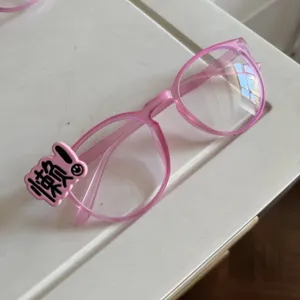 Rosa Y2K ästhetische dekorative Brille mit chinesischen Buchstaben Anhänger süßer cooler Stil