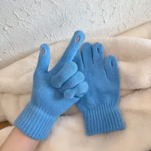Nahaufnahme Detail von Strick Winterhandschuhen mit offener Fingerspitze für Touch.
