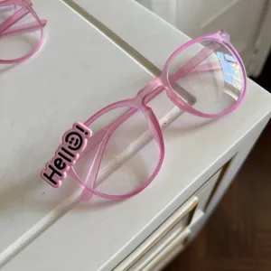 Rosa Brillenfassung mit niedlichem Buchstaben-Dekor, trendige Y2K Style Damen Brille.