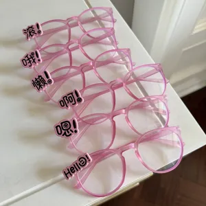 Rosa Y2K Brillenfassung mit witzigen Buchstaben-Anhänger, süßer und cooler Damen-Brillenrahmen.