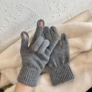 Graue Strickhandschuhe Detailansicht mit offenem Finger Design fuer Touchscreen Bedienung.