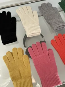 Farbige Winter Strickhandschuhe Detailansicht, warmes Wollmaterial, weich und sehr gemütlich.