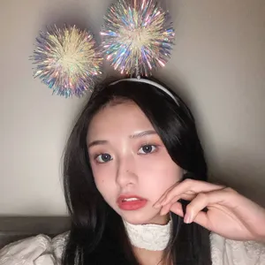 Nahaufnahme des glitzernden Feuerwerk Lametta Haarreifs, ideal für Partys und schöne Selfies.