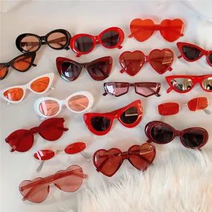 Rote Vintage Katzenauge Sonnenbrille Set, modische Retro Brille fuer Damen Party.