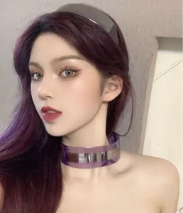 Cyberpunk futuristischer Mode Haarreif und transpartenter Choker Halskette Detail Ansicht.