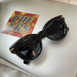 Detail schwarze Chunky Sonnenbrille, trendiger dicker Rahmen mit metallenem Eckdetail.