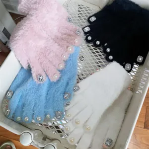 Winter warme Plüsch-Fünffingerhandschuhe verziert mit süßen Perlen und Strass für Damen.