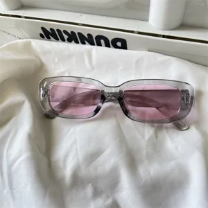 Retro rechteckige Sonnenbrille fur Damen und Herren, cooler grauer Rahmen mit rosa Glusern.