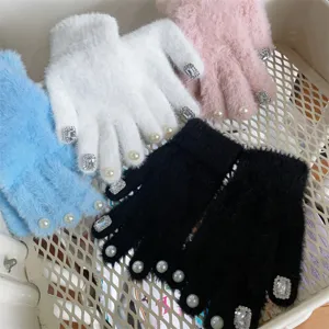 Flauschige Plüschhandschuhe mit Perlen und Strass, warme Winteraccessoires für Damen.