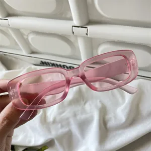 Detailansicht der trendigen rosa Jelly-Rechteck-Sonnenbrille mit lichtdurchlässigem Gestell.