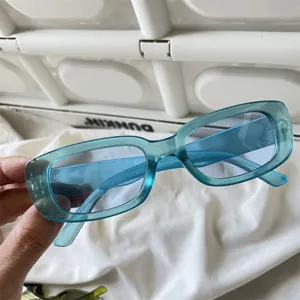 Transuzente hellblaue rechteckige Sonnenbrille Retro Mode Brille cooles Jelly Style Detail