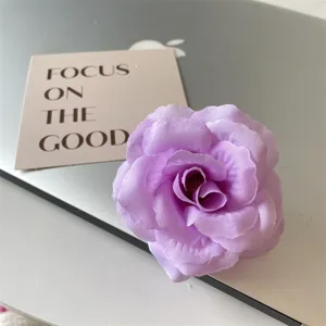 Detailaufnahme lila Stoffrosen Haarklammer, elegantes Blumen-Accessoire für Alltag und Strand.